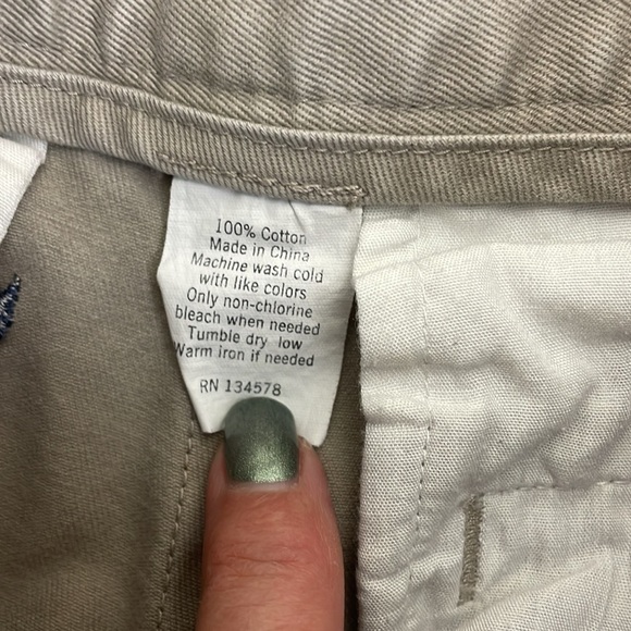 Vineyard Vines | Khaki Shorts with Blue Anchors Embroidered Shorts; Size 16 - Picture 6 of 12